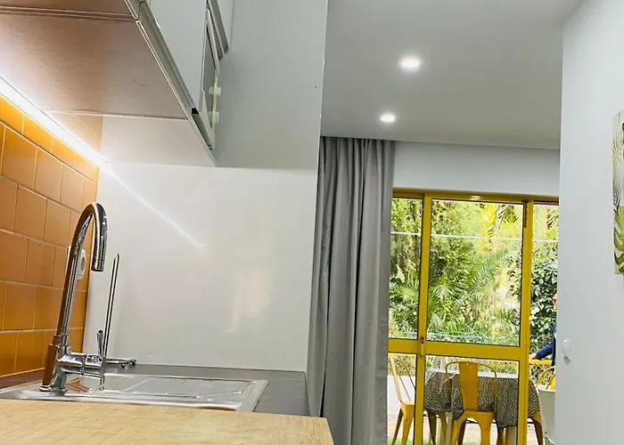 A 5 Min A Pe Da Praia, Com Terraco Grande Ao Sol, No Res-chao Apartman *