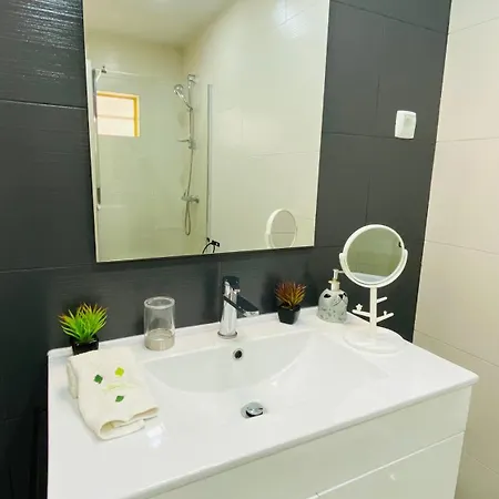 Apartamento A 5 Min A Pe Da Praia, Com Terraco Grande Ao Sol, No Res-chao Quarteira